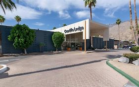 Mid-Century Palm Springs Bungalow With Patio!