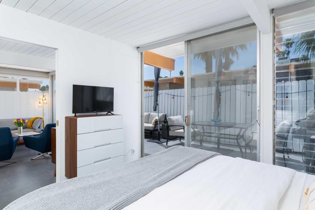 Mid-Century Palm Springs Bungalow With Patio! Exterior photo